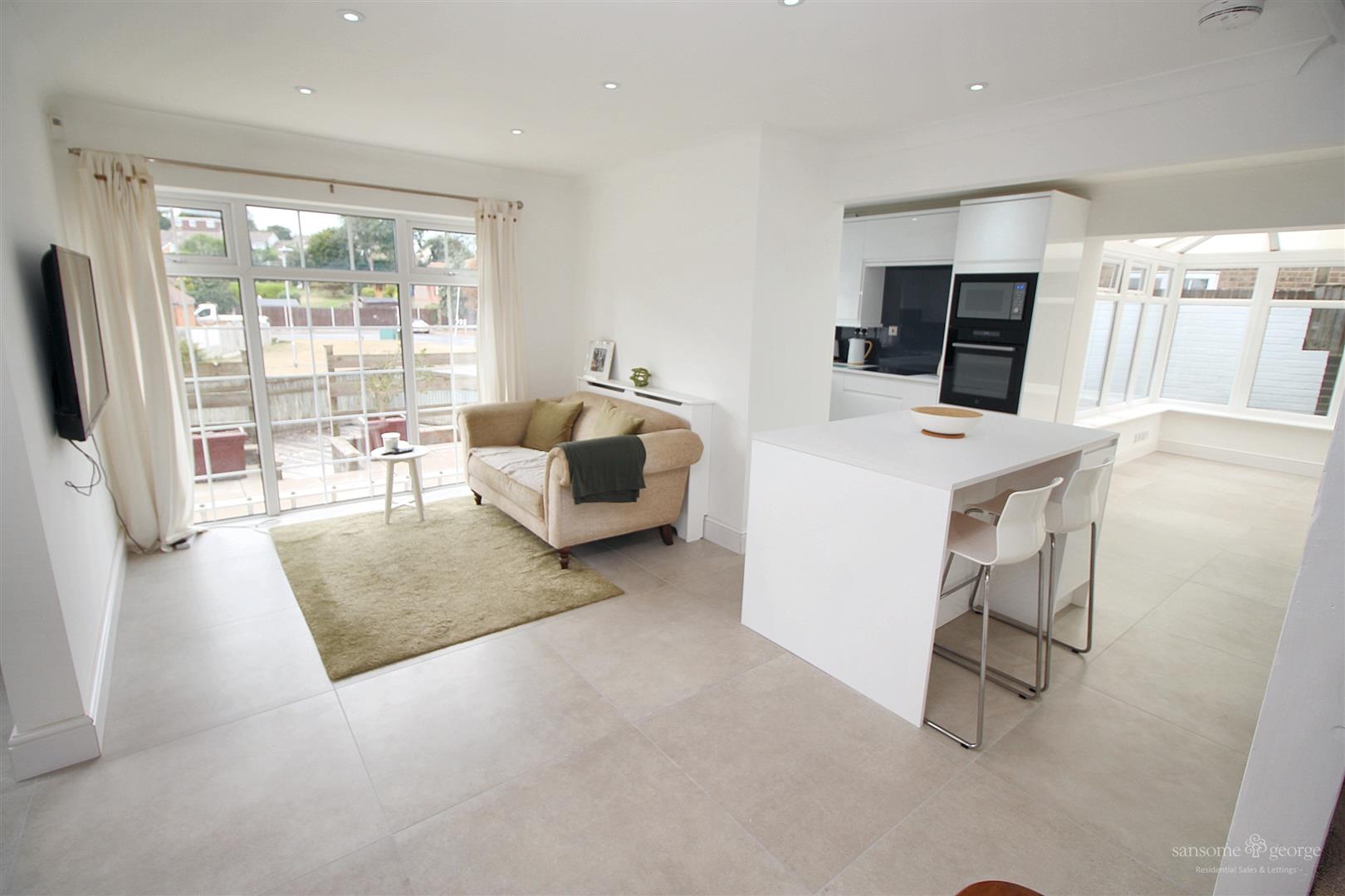 4 bed property in Lower Elmstone Drive, Reading